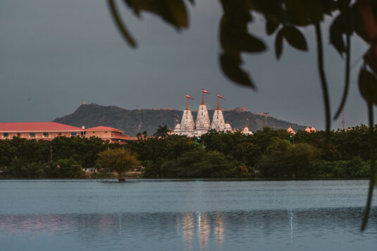 Scenic,View,Of,Hamirsar,Lake,With,Swaminarayan,Temple,And,Bhujya